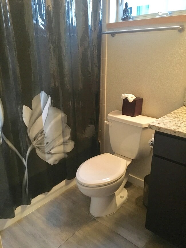 Building Photo - Lovely and Light Open Concept Louisville H...