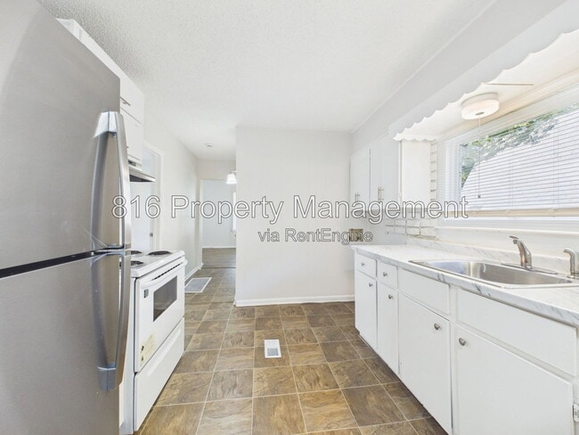 Building Photo - 1309 E 84th Terrace