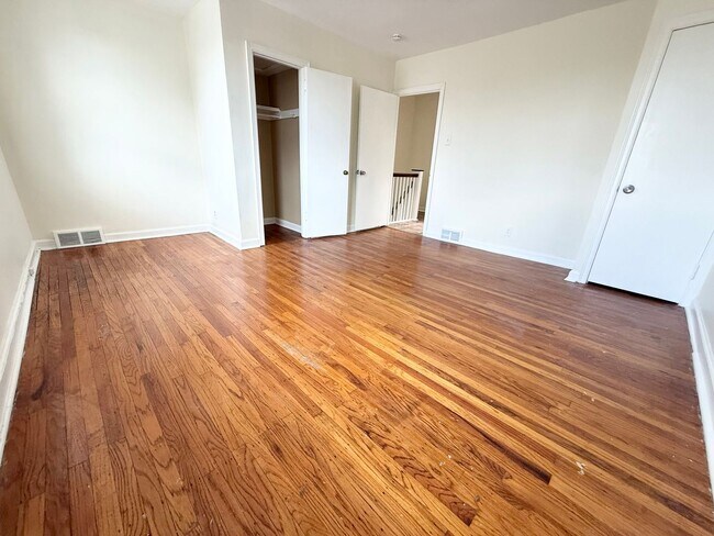 Building Photo - Gorgeous 3-Bed Townhome in Lawncrest! Available NOW!