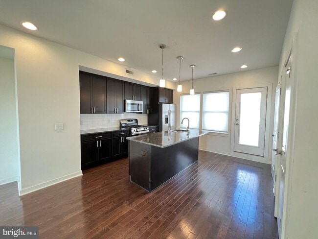 Building Photo - 2660 Collins St