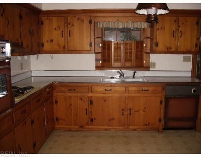 Building Photo - 3812 Cedar Ln