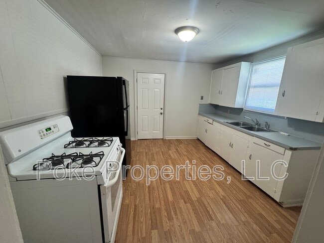 Building Photo - 2233 Lilly St