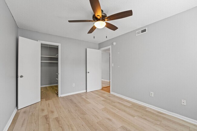 Building Photo - Orlando - 2 Bedroom, 1 Bathroom - $2195.00