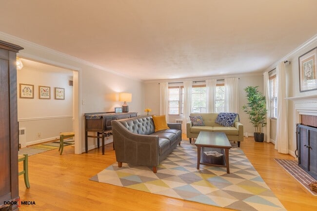 Building Photo - Short Term Furnished Rental -3 Bedroom Spl...
