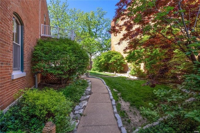 Building Photo - Lease this 2.5 story home in Historic Soulard