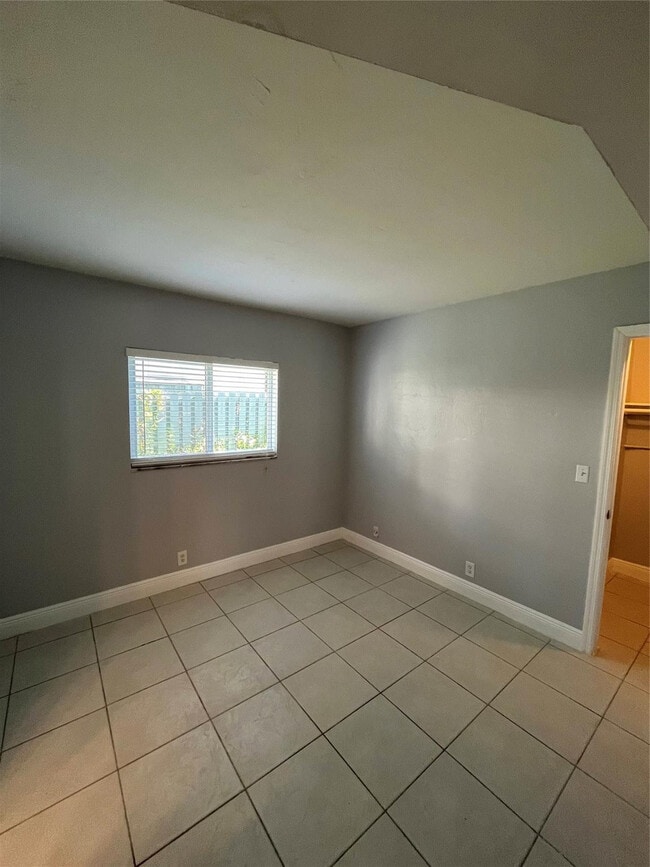 Building Photo - 1311 NE 18th St