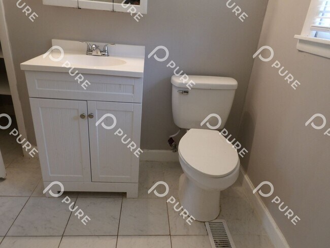 Building Photo - 2108 Linde St NW