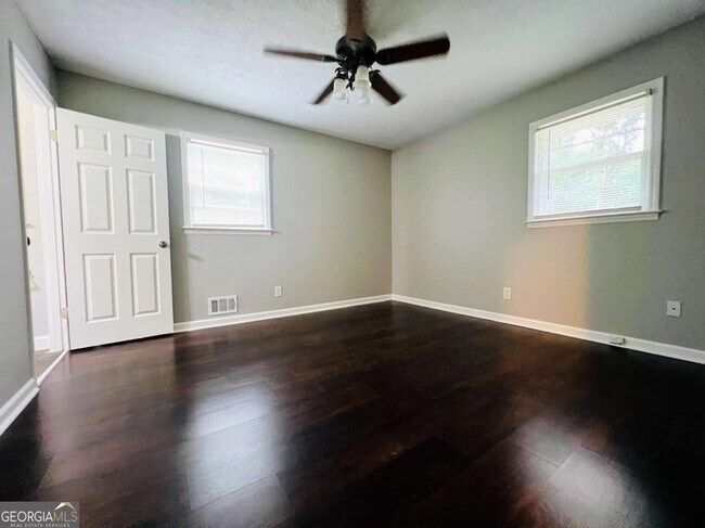 Building Photo - 3151 Sandy Plains Rd