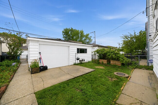Building Photo - 5039 W Cullom Ave