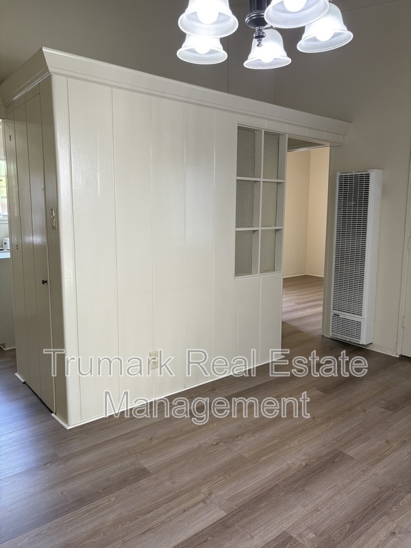 Primary Photo - 1037 E Glenoaks Blvd