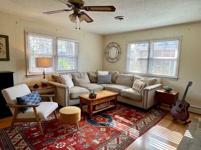 Building Photo - 3BD/ 2BA Brick Ranch in Lakeview Smith Terrace! Gorgeous Private Back Yard! Available NOW!