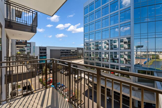 Building Photo - 207 N Himes Ave