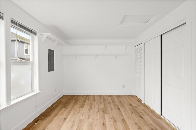 Building Photo - Cozy Studio Apartment in SE Portland w/ Laundry