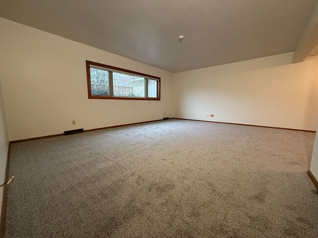 Building Photo - 100 W 17th St