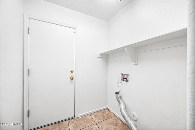 Building Photo - 9018 W Cambridge Ave