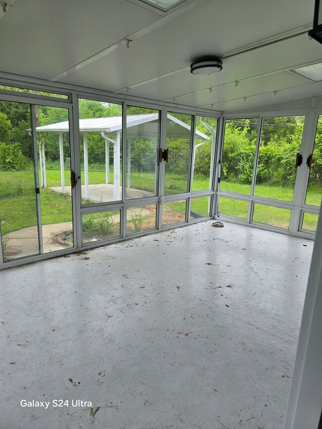 Building Photo - Nice 3BD/1BA