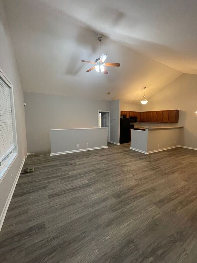 Building Photo - 3 bed, 2 bath, 2 car garage w/ bonus room and fenced yard in W. Knoxville