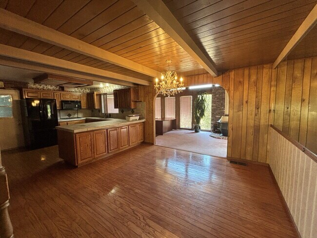 Building Photo - Amazing large 3-bedroom home in highly desirable neighborhood in Placerville with pool!
