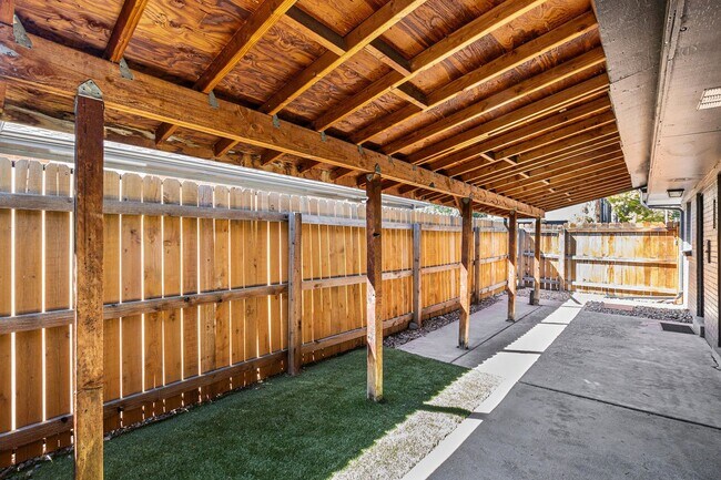 Building Photo - Hale neighborhood duplex w/large patio for...