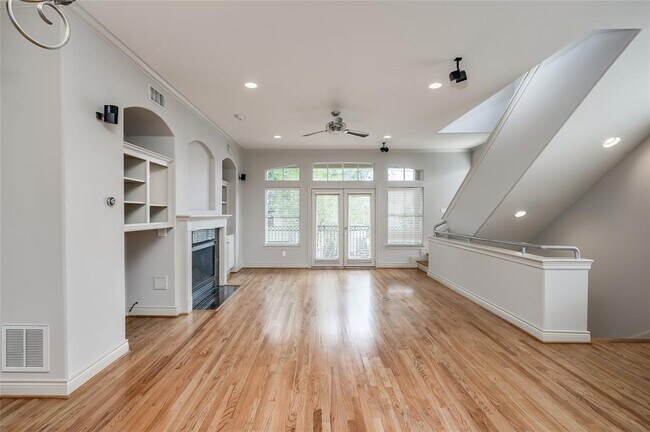 Building Photo - 315 Sandman St