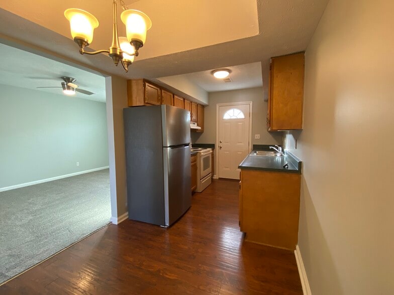 Eat In Kitchen - 218 Pinnacle Ct