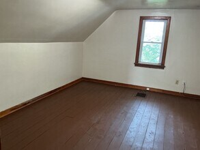 Building Photo - 4 Bedroom Single Family Home