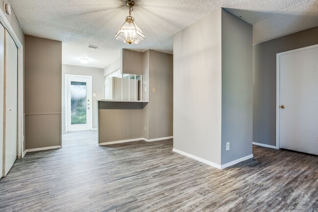 Building Photo - 607 Thrush Ave