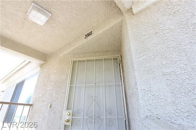 Building Photo - 2 Bedroom Condo w/ 1 CAR GARAGE
