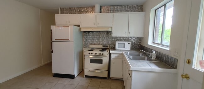 Building Photo - Duplex walking distance to UTC!