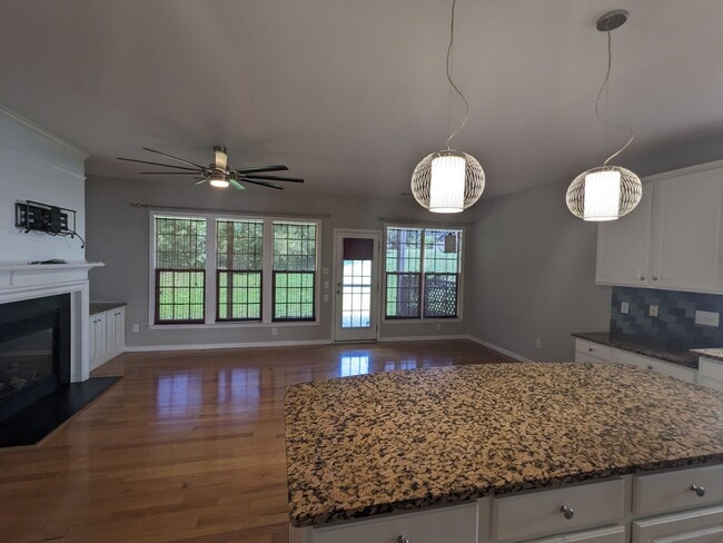 Building Photo - Spacious 5-Bedroom, 3-Bath Home with Excep...