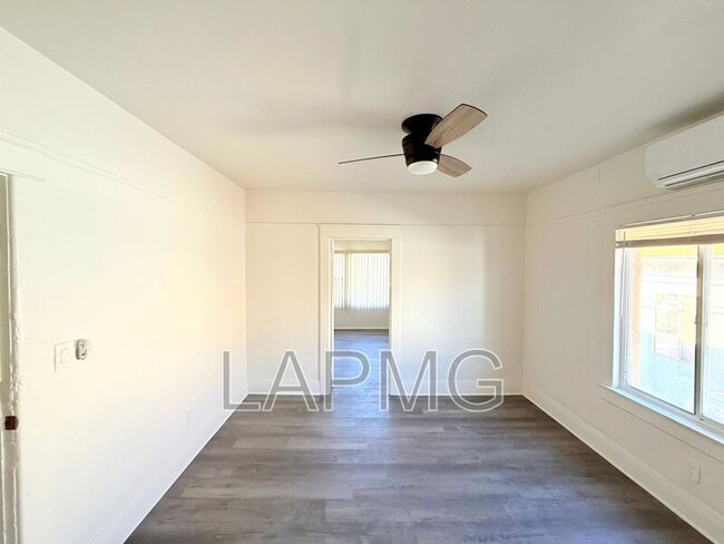 Building Photo - 1910.5 Daly St