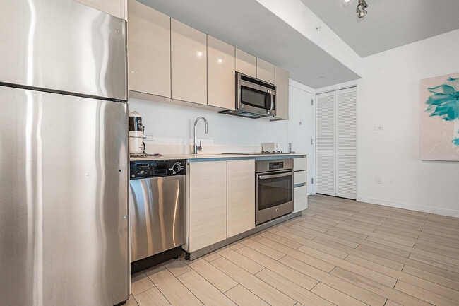 Building Photo - 2602 E Hallandale Beach Blvd