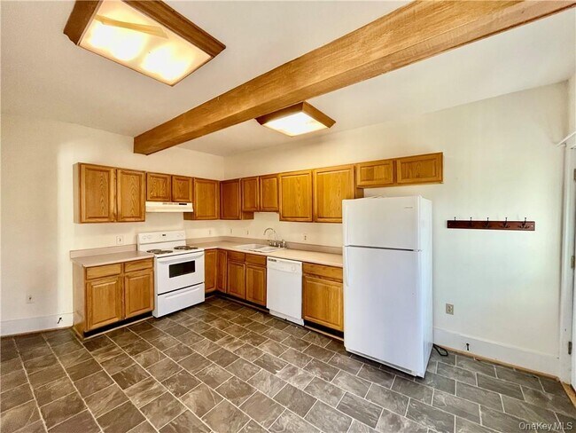 Building Photo - 17 Ribbecke Hill Rd