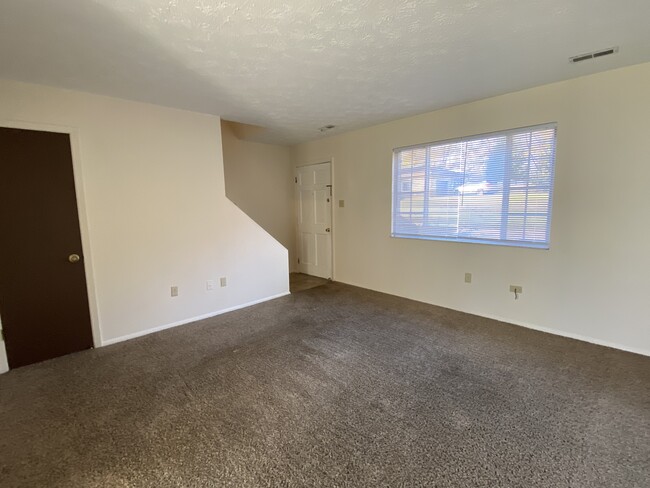 Building Photo - 5033 W Pea Ridge Rd
