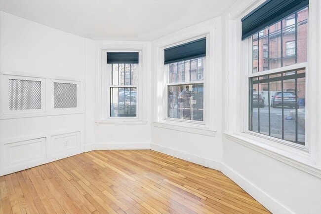 Building Photo - 473 Beacon St