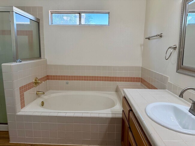 Building Photo - 4 Bed, 2.5 Bath Home with 3-Car Garage in Clovis Unified School District