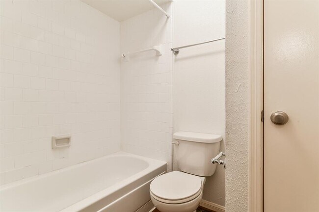 Building Photo - 6527 La Violetta Dr