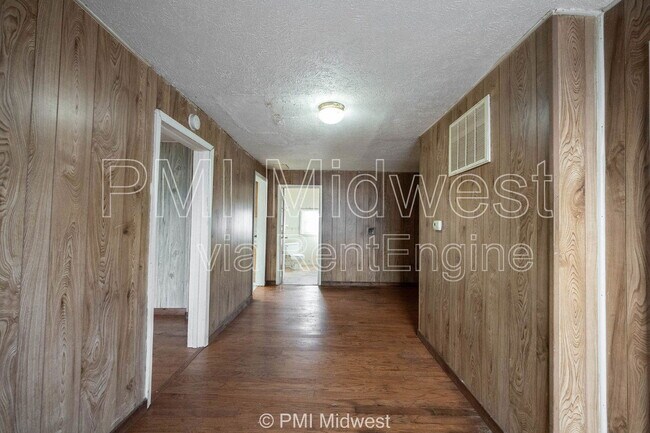 Building Photo - 918 S Bell St