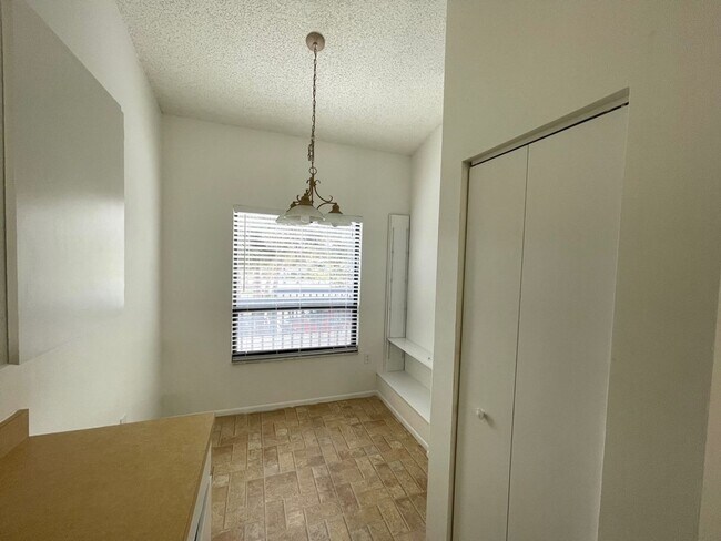 Building Photo - Spacious 2Bed/2Bath Condo for Rent!! Sarasota