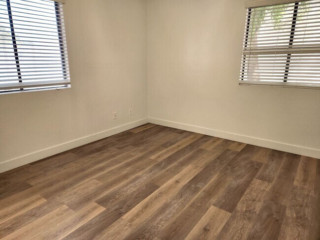 Building Photo - SPECTACULAR 1 BEDROOM 1 BATHROOM LOWER LEV...