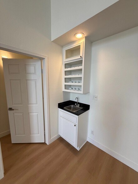 Building Photo - 15507 Moorpark St