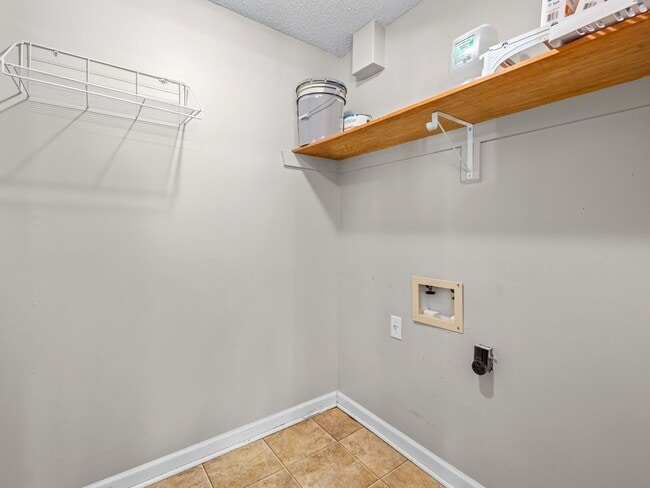 Building Photo - Country Club Area!