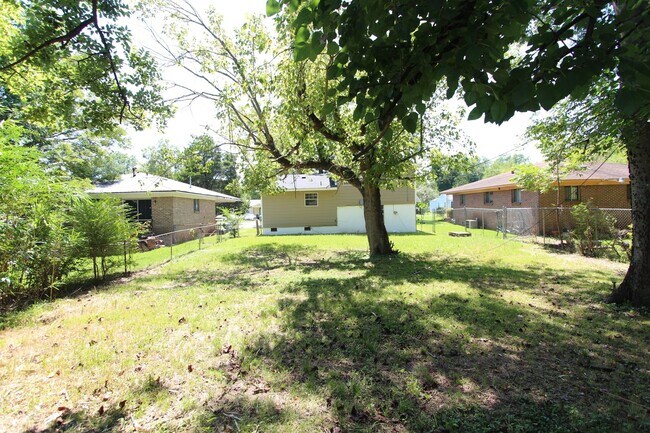 Building Photo - 3 Bedroom 1 Full Bath + Picture Perfect In & Out! You will LOVE IT!!