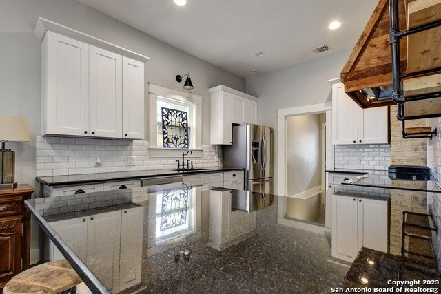 Building Photo - 612 Hunstock Ave