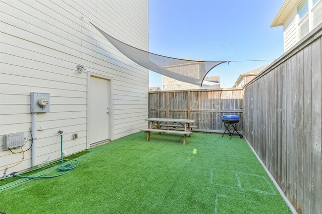 Building Photo - 11307 Main Holly Dr