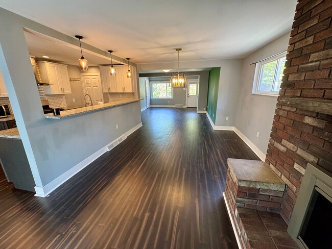 Building Photo - Open Concept 3 Bed 1.5 Bath in Swissville!