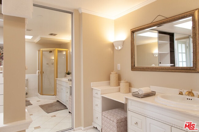 Building Photo - 4804 La Villa Marina