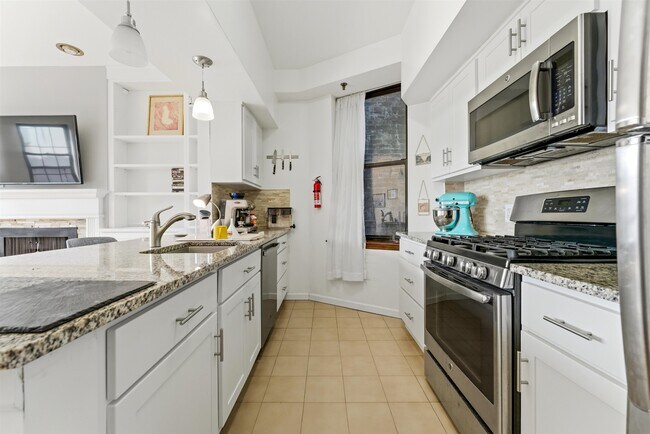 Building Photo - 902 Willow Ave