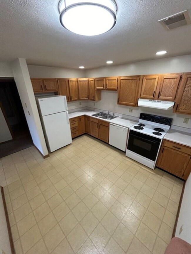 Building Photo - Black Friday Move-in Special! Up to $500 off!