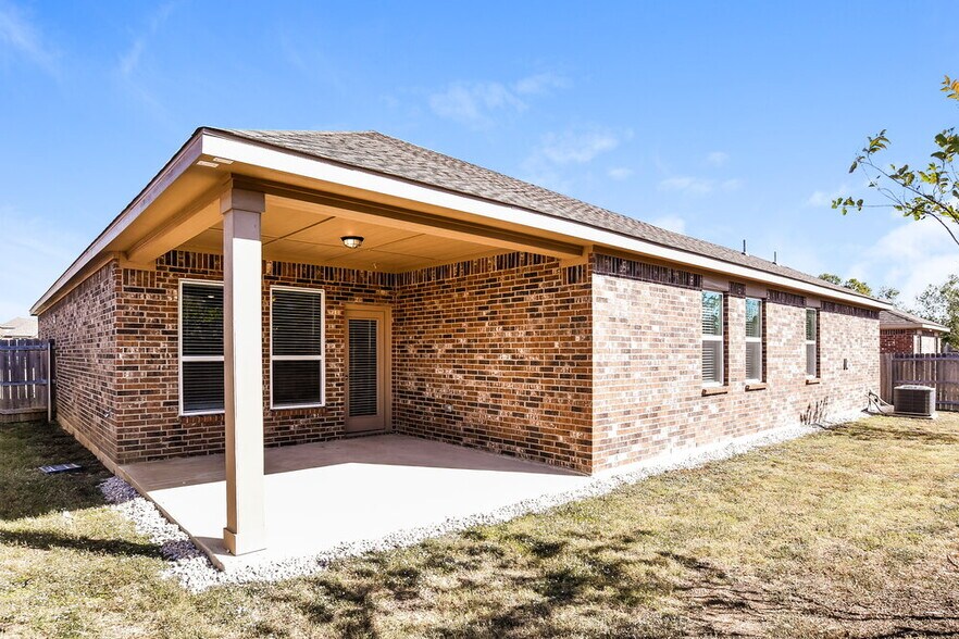 Building Photo - 526 Roaring Springs Dr